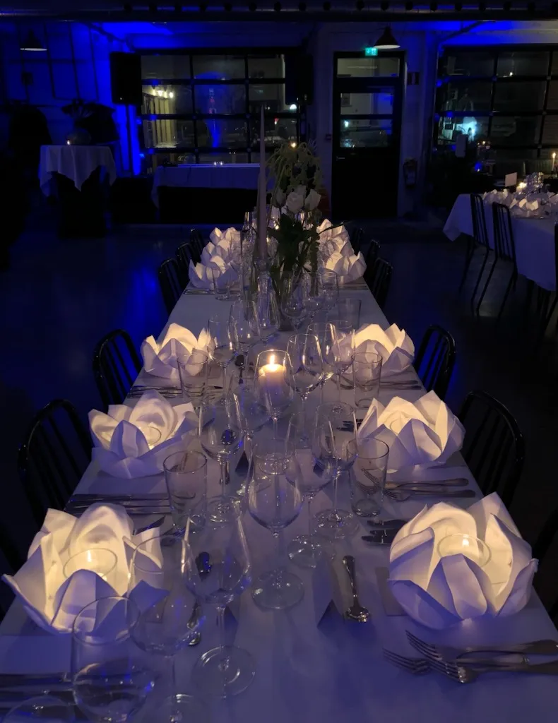 Bankettbord med levende lys med blå kveldsstemning