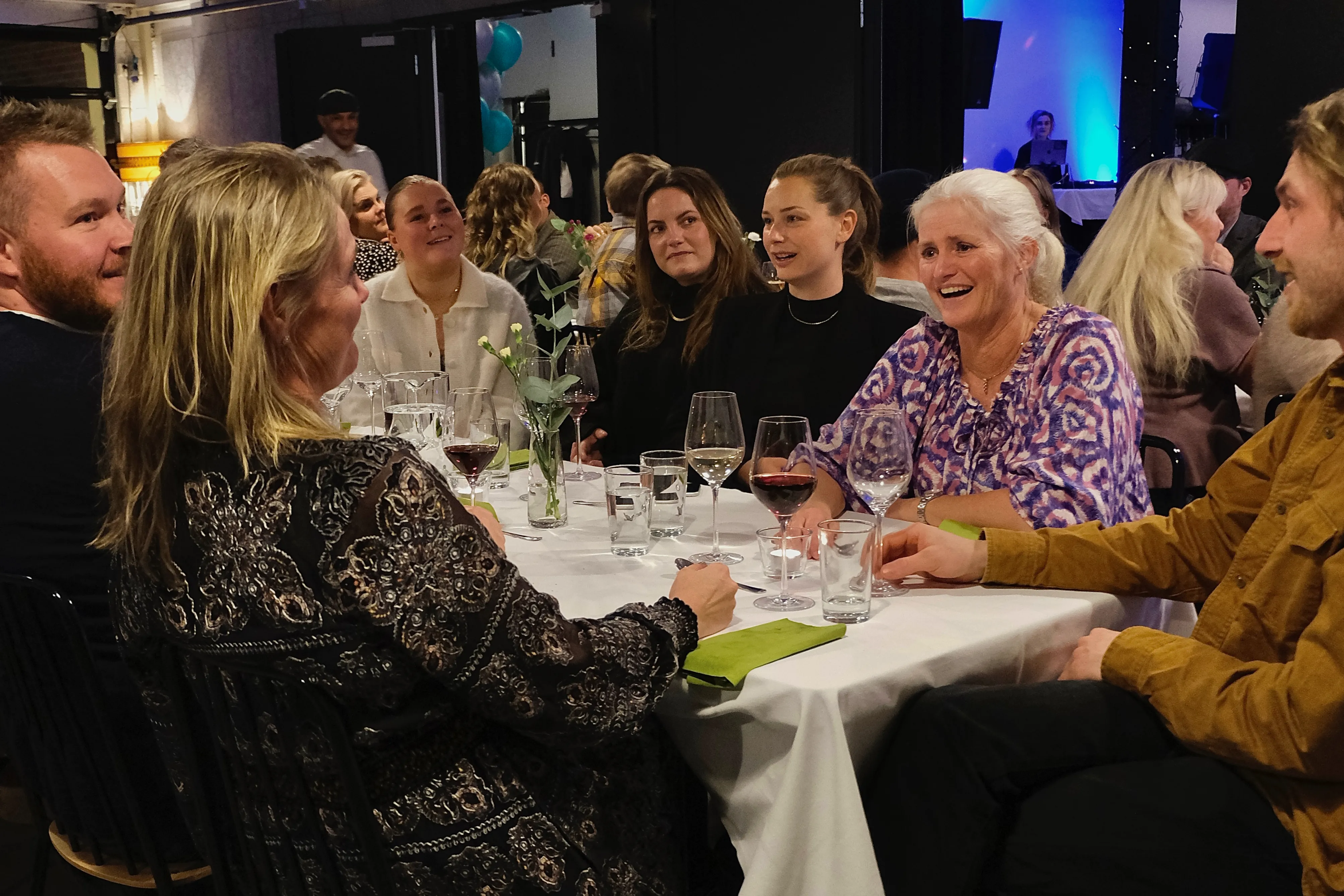 Bedriftsarrangementsgjester mingler i Gamlebyen Festhall industrilokale